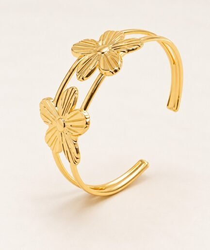Pulsera rígida abierta de doble banda con diseño de flores y acabado dorado brillante P0753