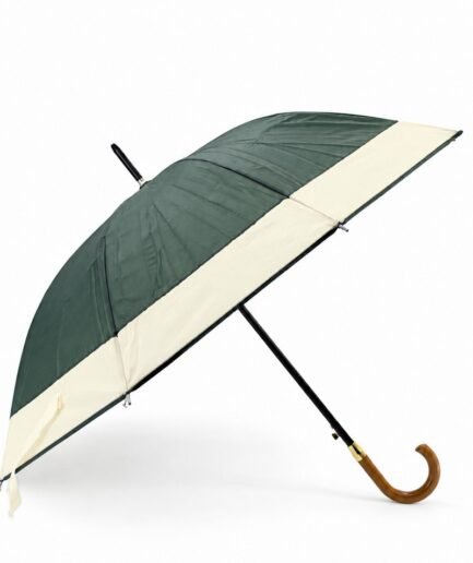 Paraguas clásico largo con diseño bicolor en verde oscuro y beige con mango curvo de madera PA0290