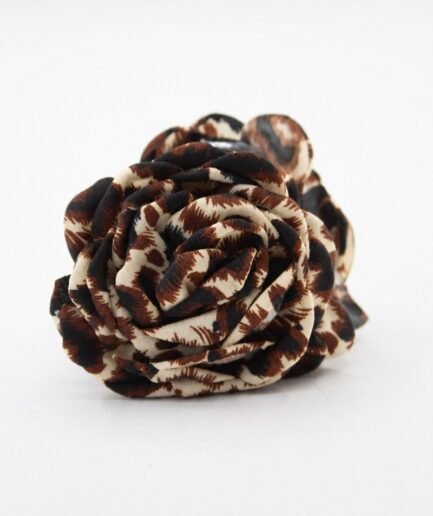 Pinza para cabello con adorno de rosa de tela con estampado animal print PE0269