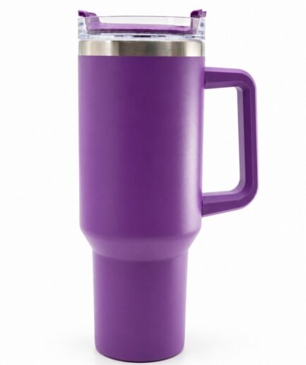 Vaso térmico tipo tumbler o jarra de acero inoxidable en color violeta con gran capacidad, base angosta diseñada para portavasos y una manija lateral ergonómica violeta T001 0176