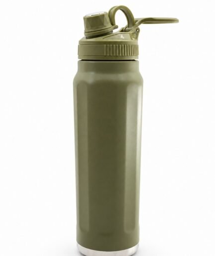 Botella o termo deportivo de acero inoxidable en color verde oliva o militar, con diseño de cuerpo facetado y base metálica expuesta T001 0183