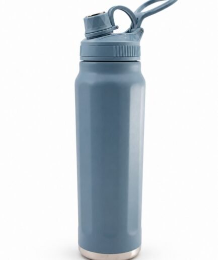 Botella o termo deportivo de acero inoxidable en color azul petróleo, con diseño de cuerpo facetado y base metálica expuesta T001 0184