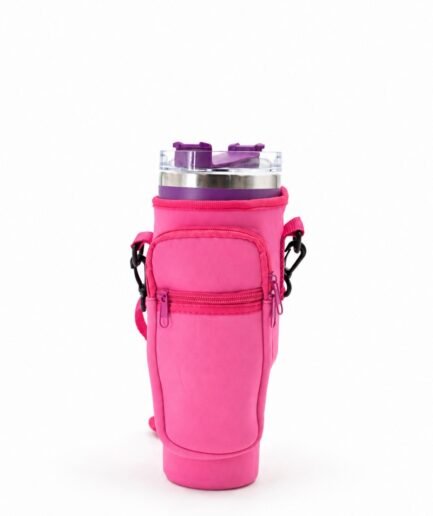 Funda para vaso Trendy 1.2 lts de neopreno en color fucsia con una correa ajustable para el hombro y mosquetones de sujeción negros T001 9986
